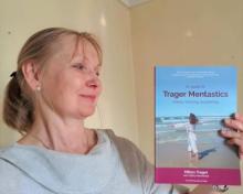 Birgitta Hultqvist visar boken En guide till Trager Mentastics - rörelse, beröring, avspänning