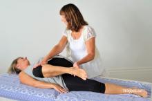 Trager Approach - behandling på bänk: Rörelse som öppnar upp höftpartiet och sträcker ut ryggraden. 